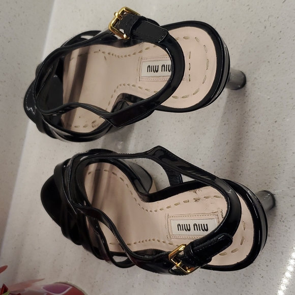 MIU MIU caged patent leather pumps (sz 8) - Picture 7 of 11
